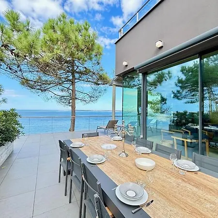 Villa Avec Vue Sur Le Bassin *