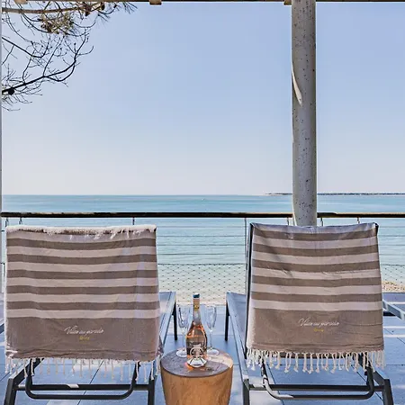 Avec Vue Sur Le Bassin *