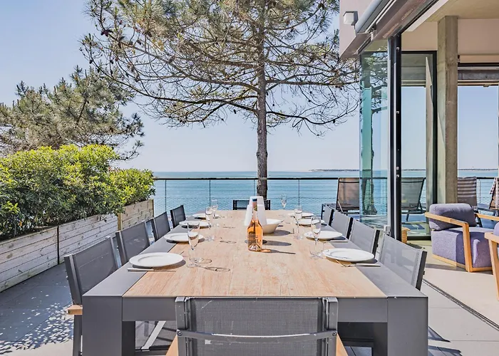 Avec Vue Sur Le Bassin